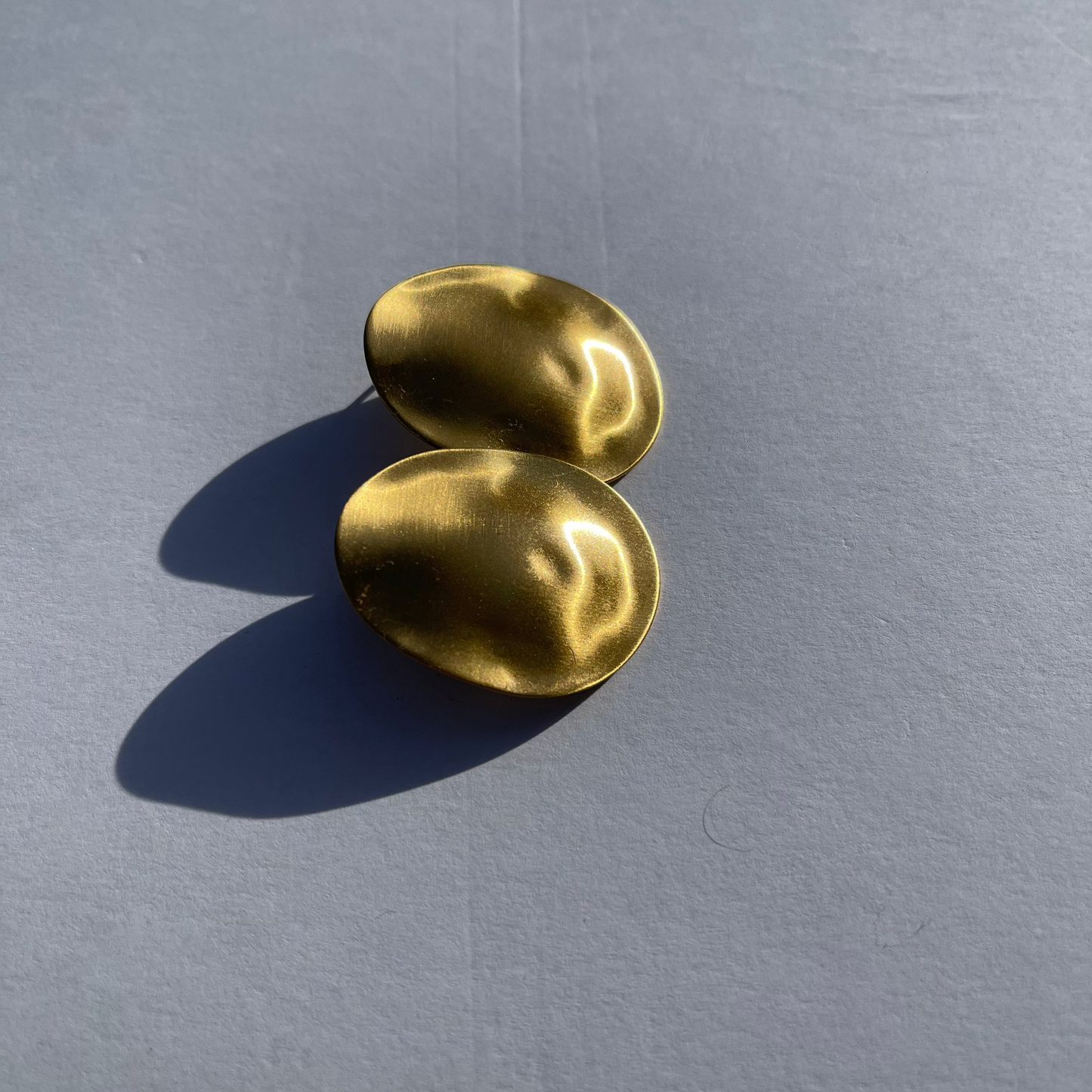 Lune d’Or – Boucles d’oreilles en acier inoxydable doré et élégantes