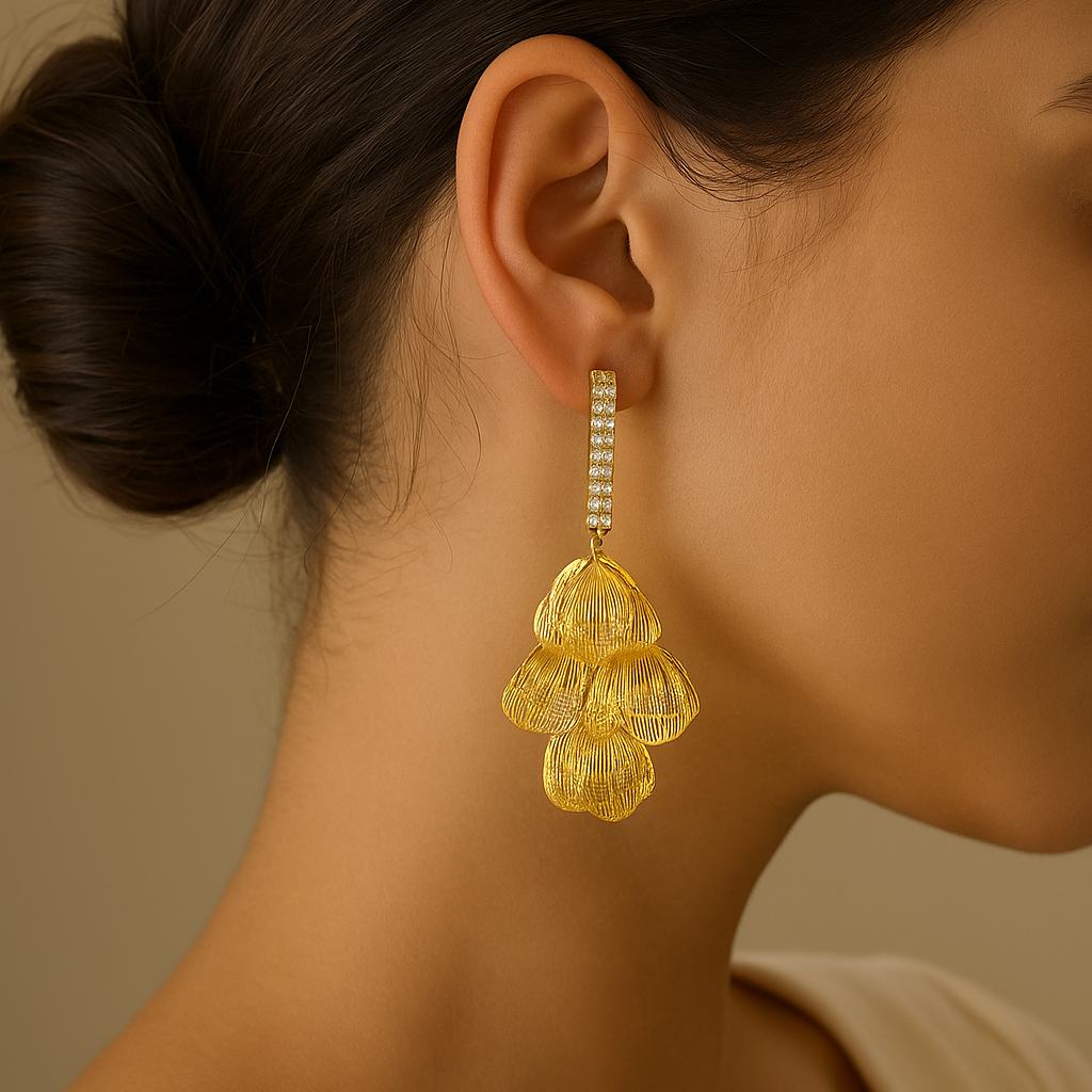 Pétales d’Or – Boucles d’oreilles en zircons et acier inoxydable doré