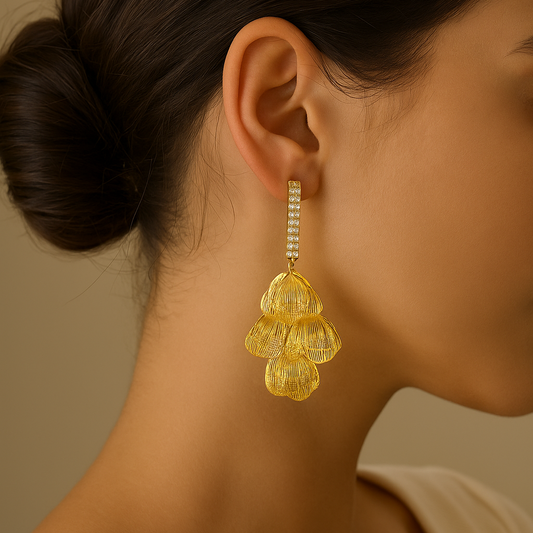 Pétales d’Or – Boucles d’oreilles en zircons et acier inoxydable doré